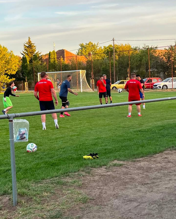 ⚽️🔴🔵 MA MEGTELT ÉLETTEL A PÁNDI SPORTPÁLYA – 4. kép